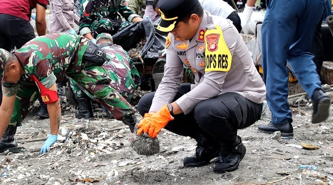 Kapolres Pelabuhan Tanjung Priok Pimpin Kerja Bakti Bersama TNI dan Stakeholder, Dukung Program Asri Presiden RI
