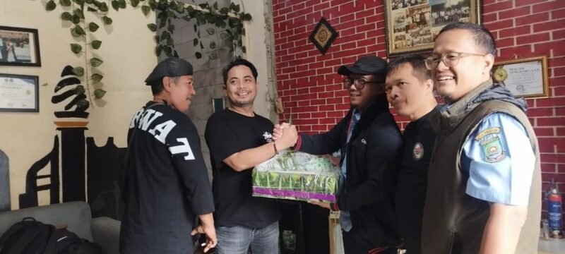 Direktur Utama Perumda TB, H. Dody Effendi, SH, saat menyambangi markas para jurnalis . Dari sebanyak 11 organisasi pers di Kota Tangerang