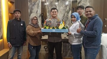 Tasyakuran Potong Tumpeng Meriahkan Peringatan HPN 2026 di Polsek Kelapa Gading