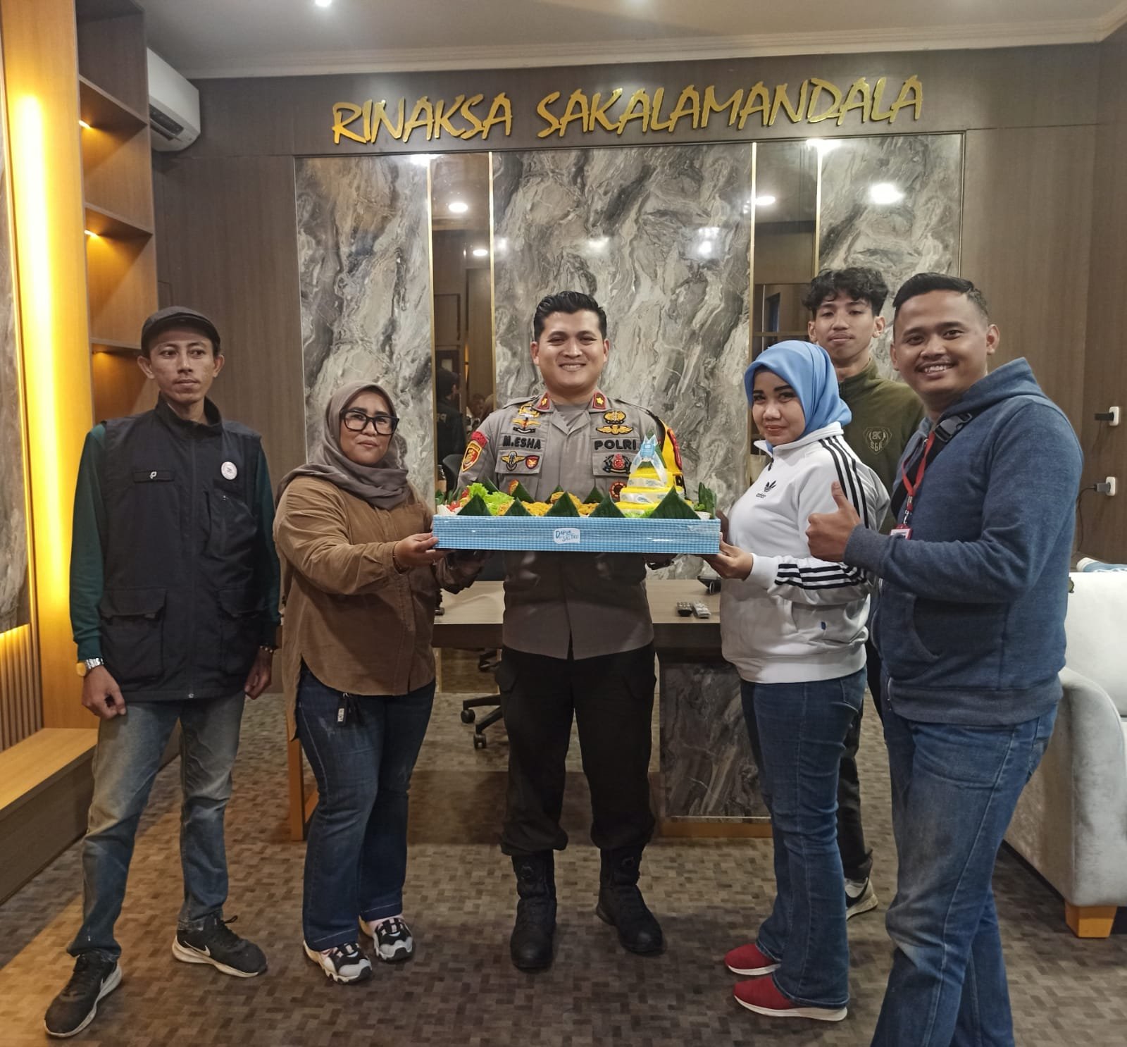 Tasyakuran Potong Tumpeng Meriahkan Peringatan HPN 2026 di Polsek Kelapa Gading
