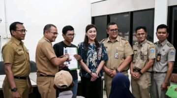 POTRET - Pemkot Jakbar mengosongkan lahan milik TPU Tegal Alur dan sebanyak 21 warga direlokasi. (Foto: Istimewa).