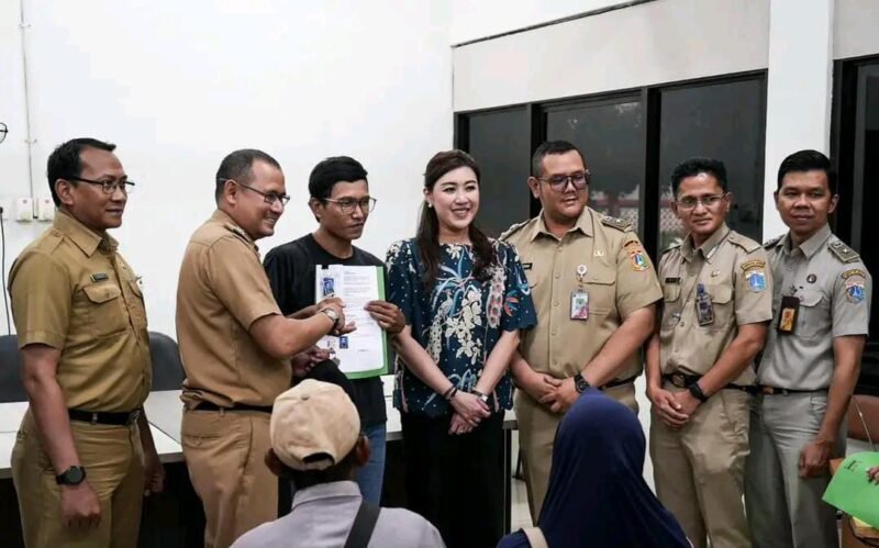 POTRET - Pemkot Jakbar mengosongkan lahan milik TPU Tegal Alur dan sebanyak 21 warga direlokasi. (Foto: Istimewa).