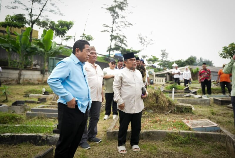 POTRET - Ketua DPRD DKI Jakarta, Khoirudin saat sidak Makam Serang di Jakbar.  Perluasan didorong segera!. (Foto: Faktapers.id/Ibeng).