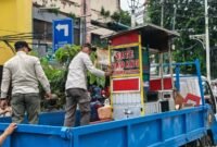 POTRET - Satpol PP Taman Sari berhasil tertibkan PKL dan Parkir Liar, 32 sepeda motor kena sanksi. (Foto: Faktapers.id/Ibeng).