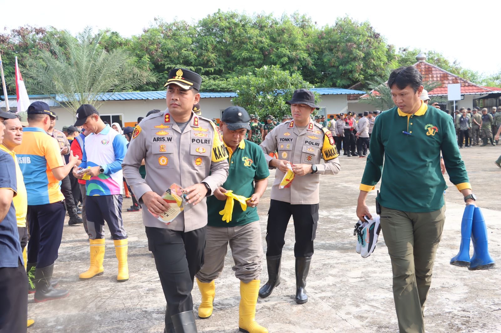Kapolres Pelabuhan Tanjung Priok Bersama Forkopimko, Korve Bersih – Bersih Pesisir Laut Marunda