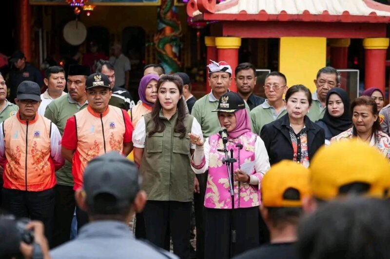 POTRET - sambut Imlek dan Ramadan, Walikota Jakbar, Iin Mutmainnah pimpin giat bersih rumah ibadah. (Foto: Istimewa).