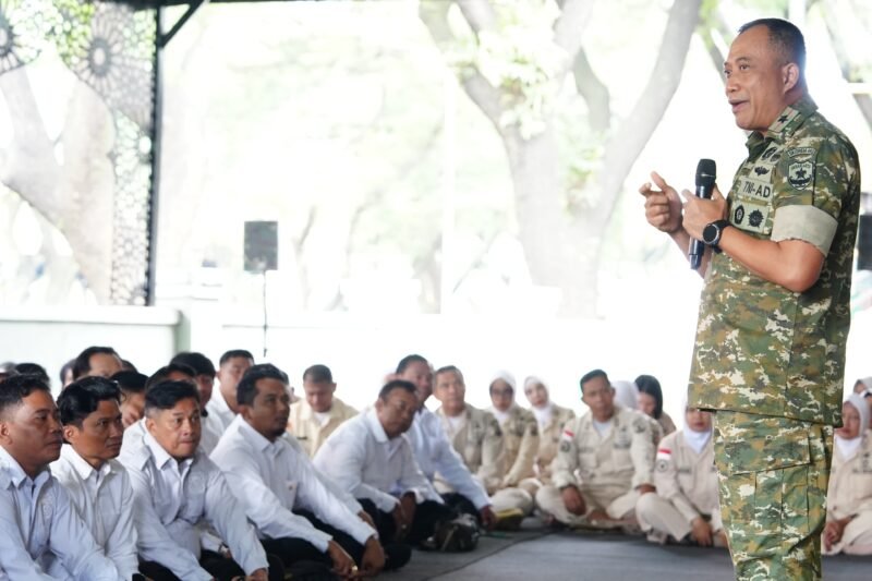 Brigjen TNI Faizal Rizal, S.I.P. berikan pengarahan kepada prajurit dan PNS bertempat di Makorem 052/Wkr, Kelapa Dua, Karawaci, Kabupaten Tangerang, Rabu (18/02/2026)