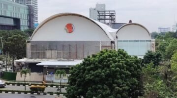 POTRET - pengusaha lapangan padel di Jalan Puri Ayu Blok T.7 Kav No. 1-2 RT 002 RW 002 Kelurahan Kembangan Selatan, Kecamatan Kembangan, Jakarta Barat menganggap ultimatum Gubernur DKI, Pramono Anung pepesan kosong. (Foto: Istimewa).