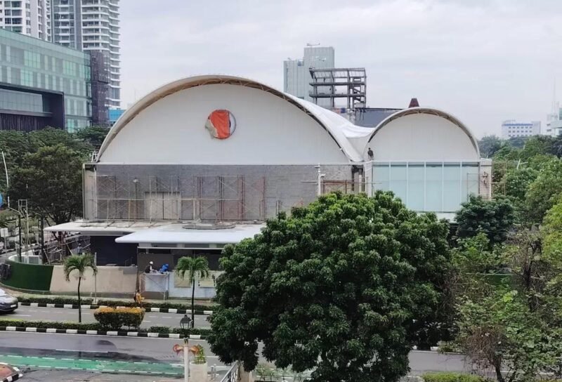 POTRET - pengusaha lapangan padel di Jalan Puri Ayu Blok T.7 Kav No. 1-2 RT 002 RW 002 Kelurahan Kembangan Selatan, Kecamatan Kembangan, Jakarta Barat menganggap ultimatum Gubernur DKI, Pramono Anung pepesan kosong. (Foto: Istimewa).