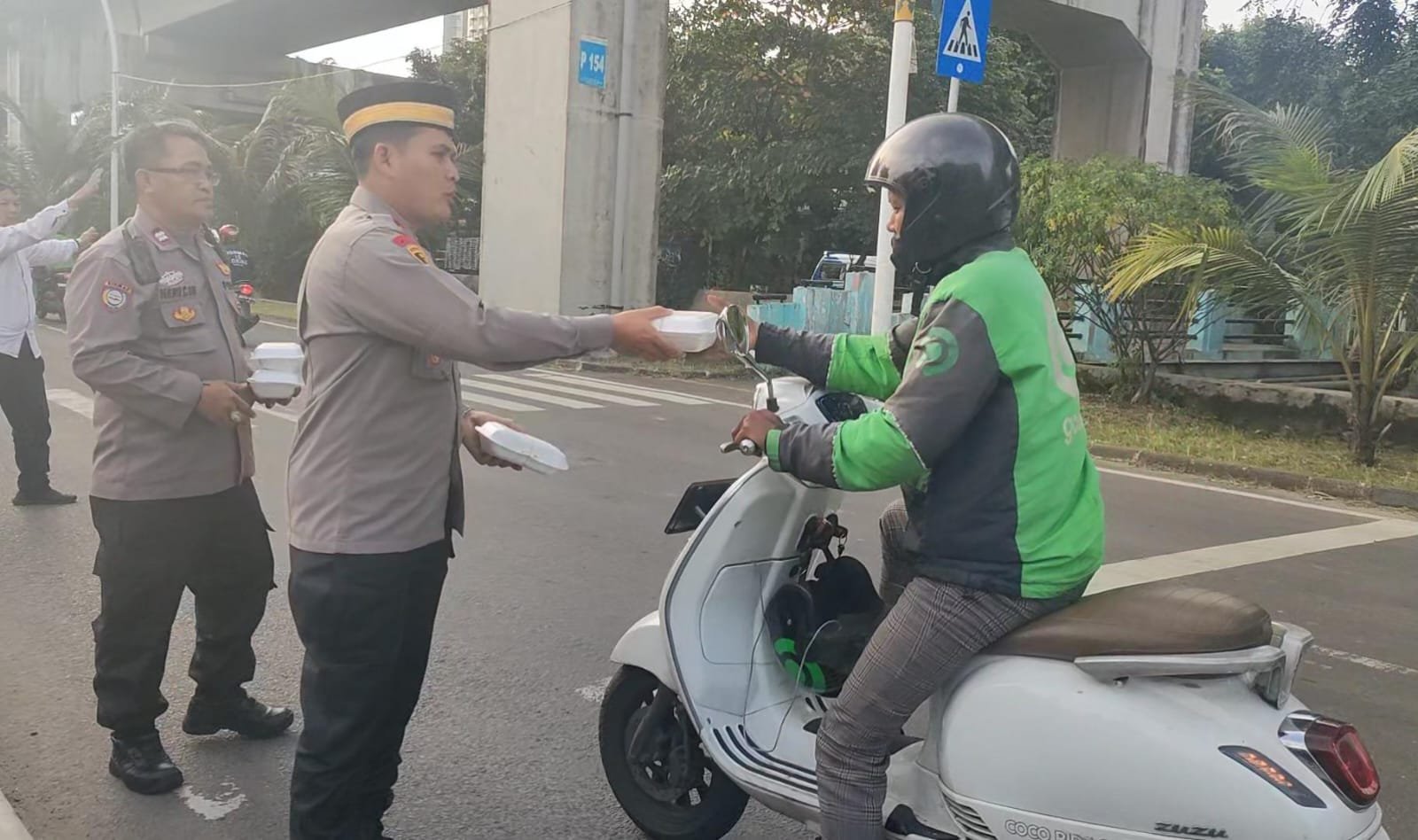 Polsek Kelapa Gading Gelar Ramadhan Berkah, Bagikan 50 Nasi Kotak Untuk Ojol Dan Warga