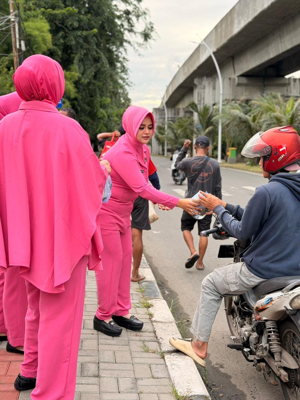 Bhayangkari Ranting Kelapa Gading Berbagi Takjil, 100 Paket Dibagikan untuk Ojol dan Warga