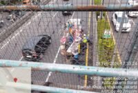 POTRET - tak terima rekannya ditangkap? Reklame JPO Kebon Jeruk tumbang diduga aksi balas dendam. (Foto: Istimewa).