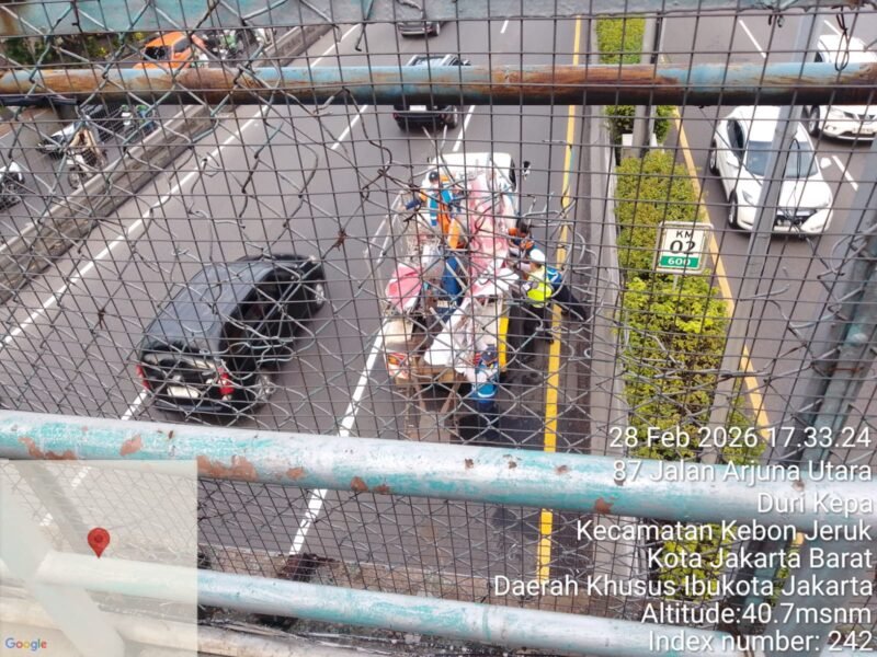 POTRET - tak terima rekannya ditangkap? Reklame JPO Kebon Jeruk tumbang diduga aksi balas dendam. (Foto: Istimewa).