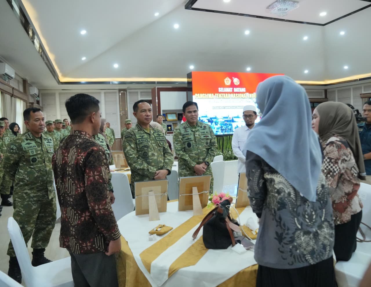 Wujud Empati, Panglima TNI Hadir Kuatkan Keluarga Prajurit Marinir yang Gugur