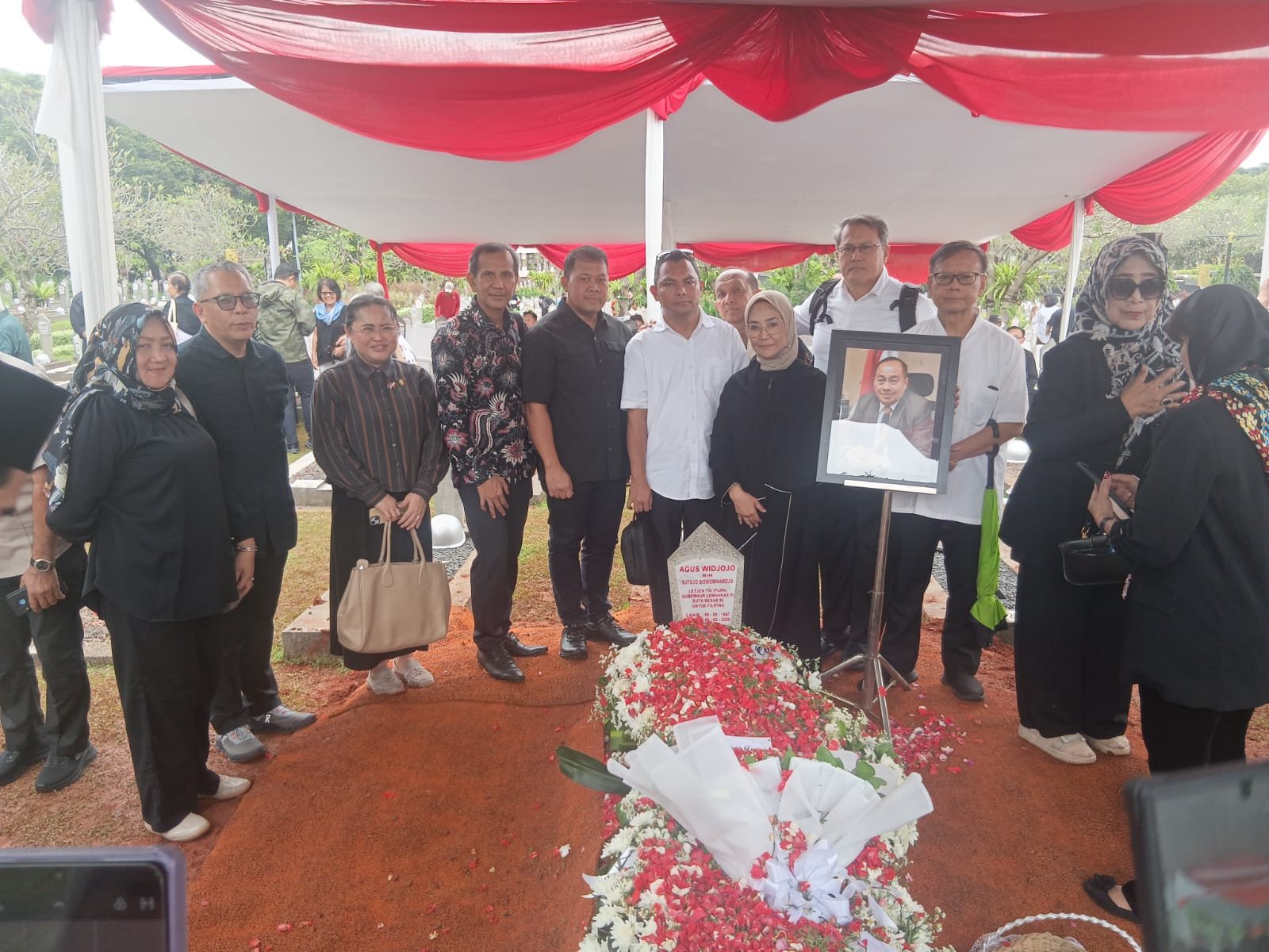 Letjen TNI (Purn) Agus Widjojo Dimakamkan di TMP Kalibata, Negara Beri Penghormatan Terakhir