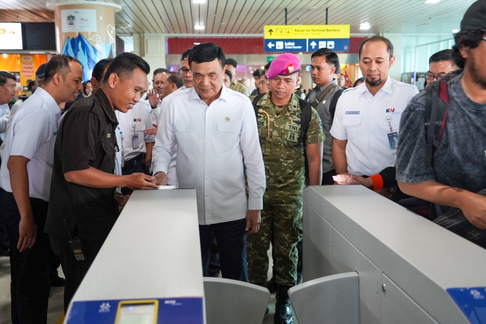 Menko Polkam Pantau Kesiapan Mudik di Bandara dan Stasiun KAI Yogyakarta