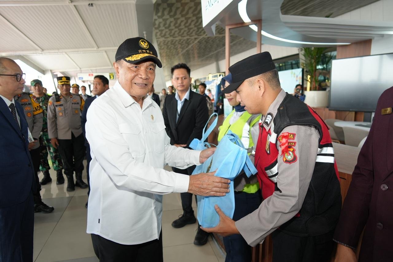 Pastikan Kesiapan Layanan Mudik Lebaran, Menko Polkam Tinjau Pelabuhan dan Bandara