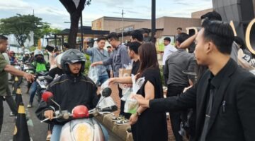 Black Owl Gading Serpong Bagikan 200 Paket Takjil Gratis kepada Pengendara di Bulan Ramadan