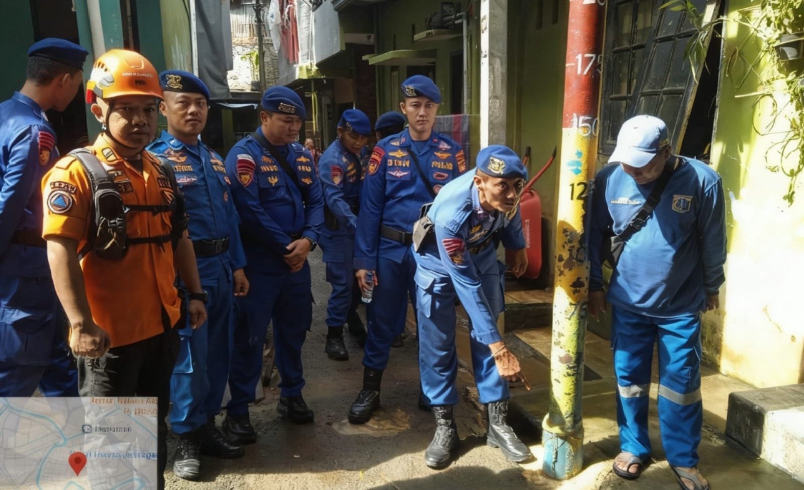 Ditpolairud Polda Metro Jaya Bersama Satgas Bang Jasri Bersihkan Permukiman Terdampak Banjir di Kebon Pala