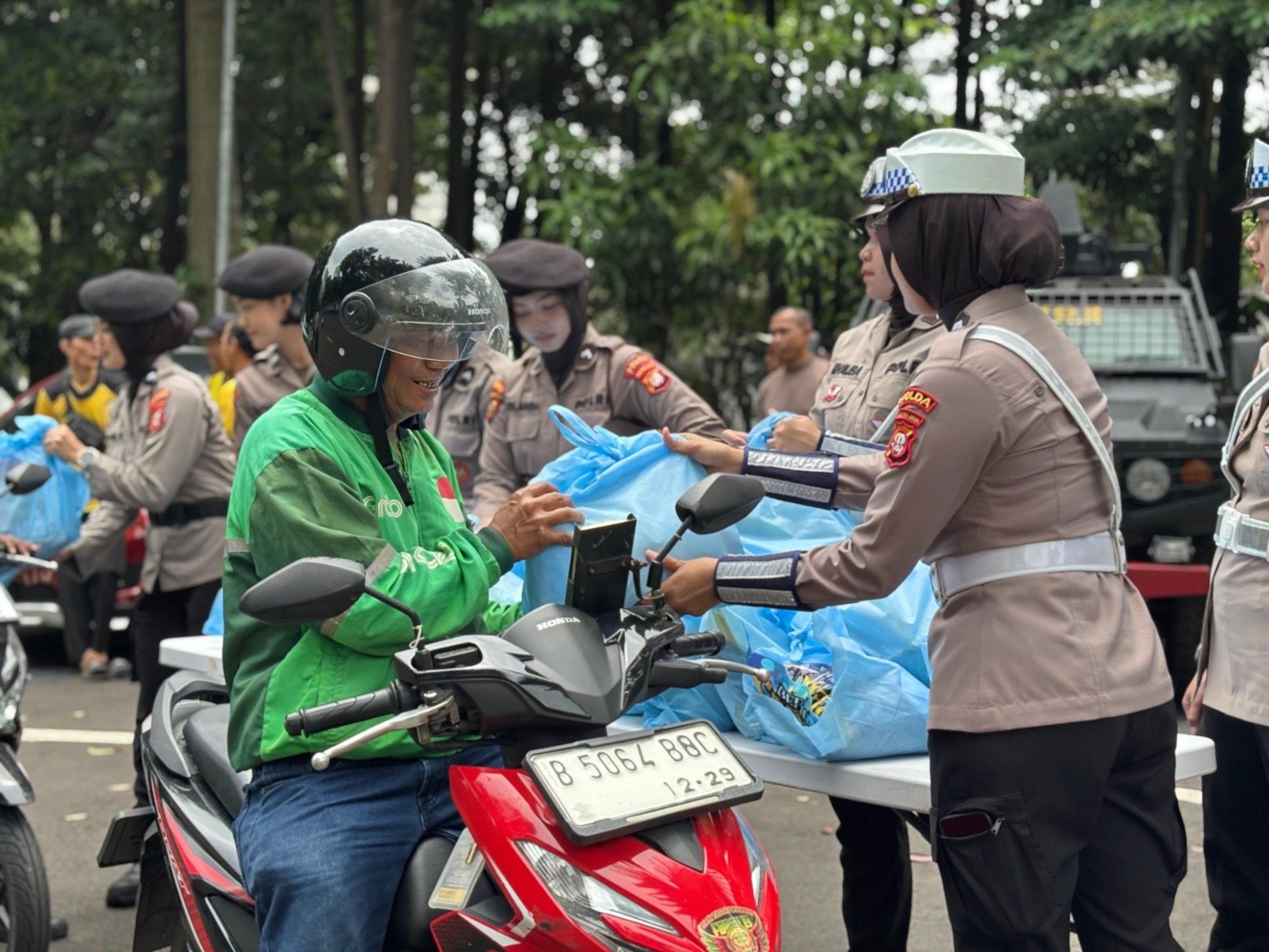 Polda Metro Jaya Gelar Jumat Peduli, Bagikan Sembako kepada Masyarakat