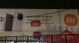 POTRET - gerai Xiaomi di Islamic Centre terpasang stiker penunggak pajak dan diduga tak kantongi izin penyelenggara reklame serta tayangan merek tetang tayang. (Foto: Ekslusif Suara Realitas/Za).