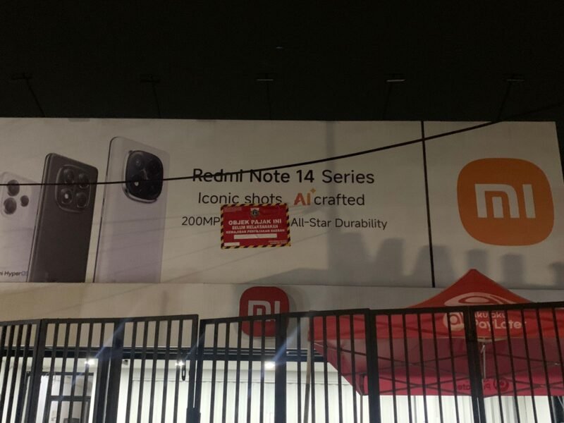 POTRET - gerai Xiaomi di Islamic Centre terpasang stiker penunggak pajak dan diduga tak kantongi izin penyelenggara reklame serta tayangan merek tetang tayang. (Foto: Ekslusif Suara Realitas/Za).