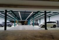 POTRET - pengisian daya mobil listrik tetap jalan! Padel MMT Kembangan diduga bandel abaikan segel Pemkot Jakbar. (Foto: Istimewa).