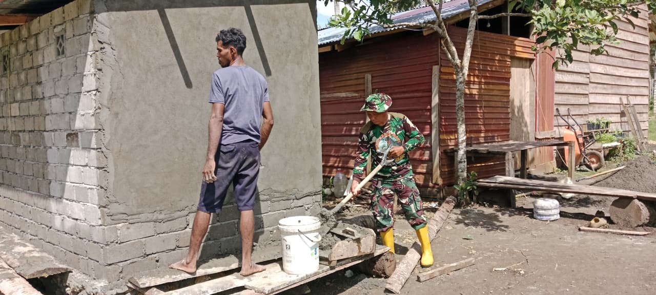Personel TMMD Ke-127 Kodim 1514/Morotai Bersama Warga Laksanakan Pelesteran MCK di Desa Dehegila