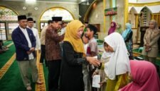 POTRET - bangun kebersamaan di bulan suci ramadan, Iin Mutmainnah dorong sinergi dan silaturahmi dengan warga. (Foto: Istimewa).