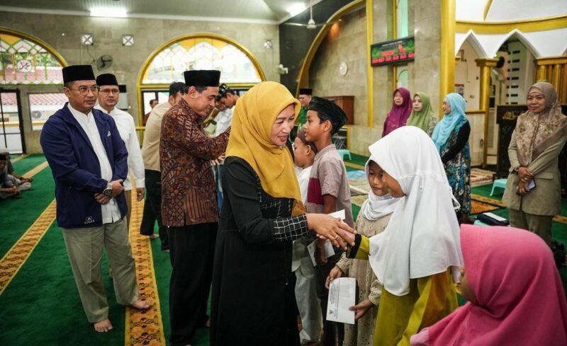 POTRET - bangun kebersamaan di bulan suci ramadan, Iin Mutmainnah dorong sinergi dan silaturahmi dengan warga. (Foto: Istimewa).