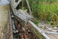 POTRET - robohnya tembok pembatas Cluster Mega Bodas di Ngamprah menimbulkan dampak pada lahan tani dan jaringan air bersih. (Foto: Istimewa)