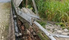 POTRET - robohnya tembok pembatas Cluster Mega Bodas di Ngamprah menimbulkan dampak pada lahan tani dan jaringan air bersih. (Foto: Istimewa)