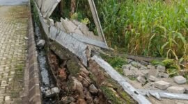 POTRET - robohnya tembok pembatas Cluster Mega Bodas di Ngamprah menimbulkan dampak pada lahan tani dan jaringan air bersih. (Foto: Istimewa)