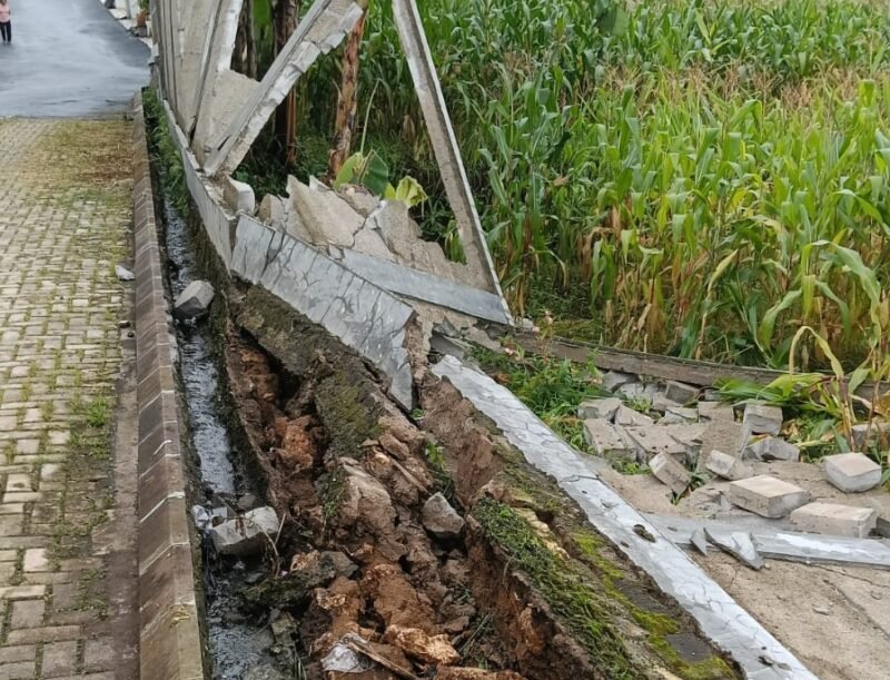 POTRET - robohnya tembok pembatas Cluster Mega Bodas di Ngamprah menimbulkan dampak pada lahan tani dan jaringan air bersih. (Foto: Istimewa)