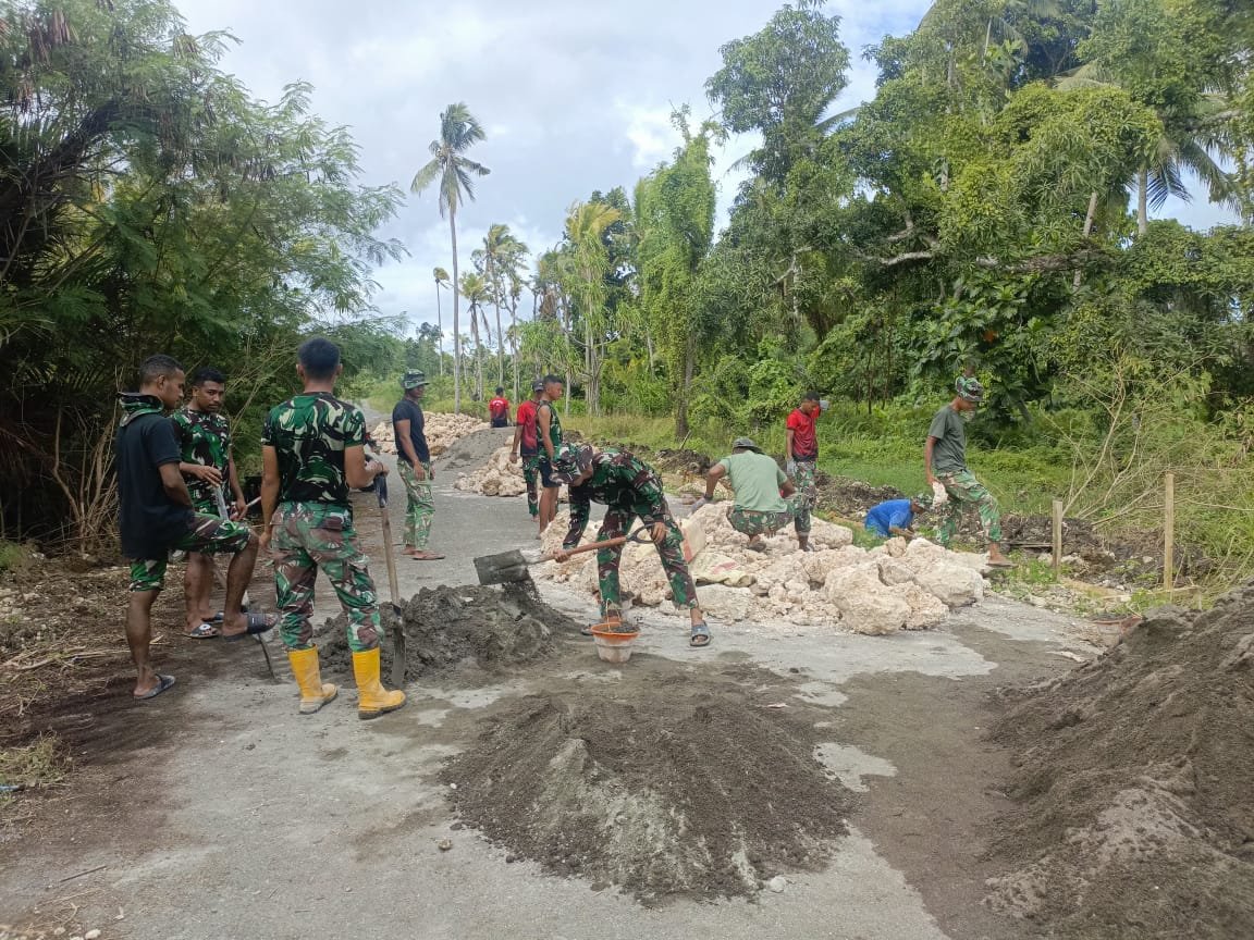 Personel Satgas TMMD Ke-127 Kodim 1514/Morotai Laksanakan Pemasangan Mal dan 0Pengecoran Drainase di Gotalamo