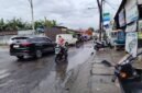 POTRET - Warga Kalideres geram! lantaran proyek galian PDAM tak kunjung rampung, sehingga Jalan Satu Maret timbulkan bau tak sedap dan becek. (Foto: Istimewa).