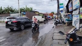 POTRET - Warga Kalideres geram! lantaran proyek galian PDAM tak kunjung rampung, sehingga Jalan Satu Maret timbulkan bau tak sedap dan becek. (Foto: Istimewa).
