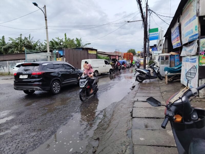 POTRET - Warga Kalideres geram! lantaran proyek galian PDAM tak kunjung rampung, sehingga Jalan Satu Maret timbulkan bau tak sedap dan becek. (Foto: Istimewa).