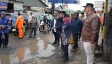 POTRET - respons keluhan warga, Walikota Jakarta Barat, Iin Mutmainnah meninjau langsung genangan dan drainase yang tersumbat di Pegadungan, Kalideres. (Foto: Istimewa).