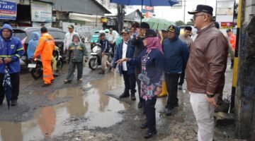 POTRET - respons keluhan warga, Walikota Jakarta Barat, Iin Mutmainnah meninjau langsung genangan dan drainase yang tersumbat di Pegadungan, Kalideres. (Foto: Istimewa).