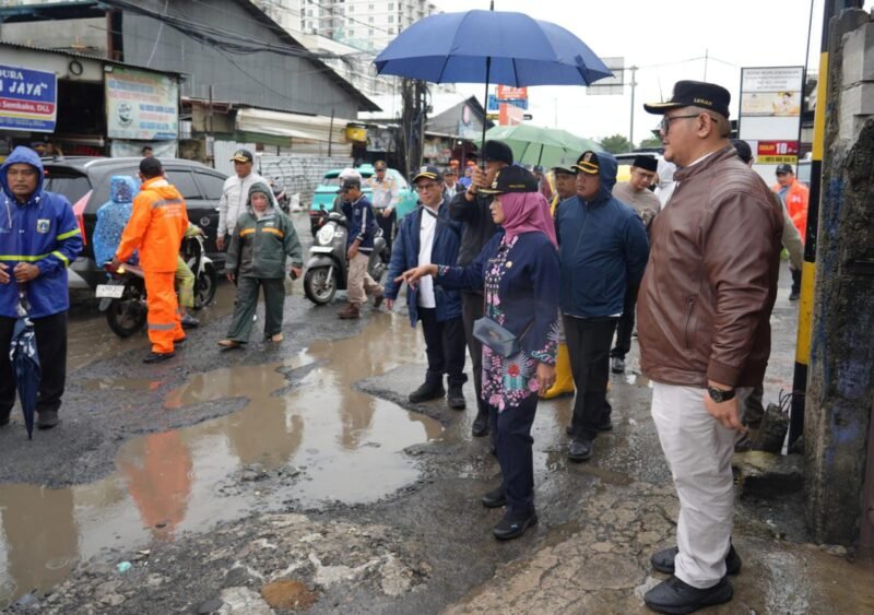 POTRET - respons keluhan warga, Walikota Jakarta Barat, Iin Mutmainnah meninjau langsung genangan dan drainase yang tersumbat di Pegadungan, Kalideres. (Foto: Istimewa).