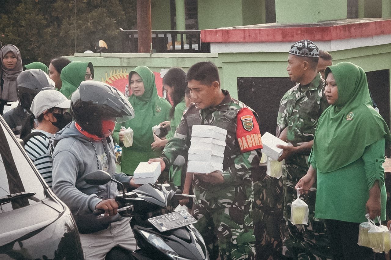 Berbagi Kebahagiaan di Bulan Suci Ramadan, Koramil Kokonao dan Koramil Timika Bagikan Takjil kepada Pengguna Jalan