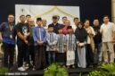 Foto para pengurus Banten Beverage Community bersama perwakilan penerima santunan dari yayasan yatim-piatu Maktabul Aitam di Lobby Hotel Atria Jl. Gading Serpong Boulevard No.2 Kavling 2, Pakulonan Barat, Kecamatan Kelapa Dua, Kabupaten Tangerang, Banten, Senin (09/03/2026).