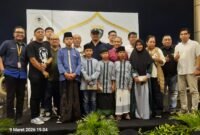 Foto para pengurus Banten Beverage Community bersama perwakilan penerima santunan dari yayasan yatim-piatu Maktabul Aitam di Lobby Hotel Atria Jl. Gading Serpong Boulevard No.2 Kavling 2, Pakulonan Barat, Kecamatan Kelapa Dua, Kabupaten Tangerang, Banten, Senin (09/03/2026).