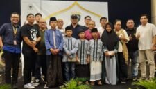 Foto para pengurus Banten Beverage Community bersama perwakilan penerima santunan dari yayasan yatim-piatu Maktabul Aitam di Lobby Hotel Atria Jl. Gading Serpong Boulevard No.2 Kavling 2, Pakulonan Barat, Kecamatan Kelapa Dua, Kabupaten Tangerang, Banten, Senin (09/03/2026).