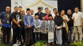 Foto para pengurus Banten Beverage Community bersama perwakilan penerima santunan dari yayasan yatim-piatu Maktabul Aitam di Lobby Hotel Atria Jl. Gading Serpong Boulevard No.2 Kavling 2, Pakulonan Barat, Kecamatan Kelapa Dua, Kabupaten Tangerang, Banten, Senin (09/03/2026).