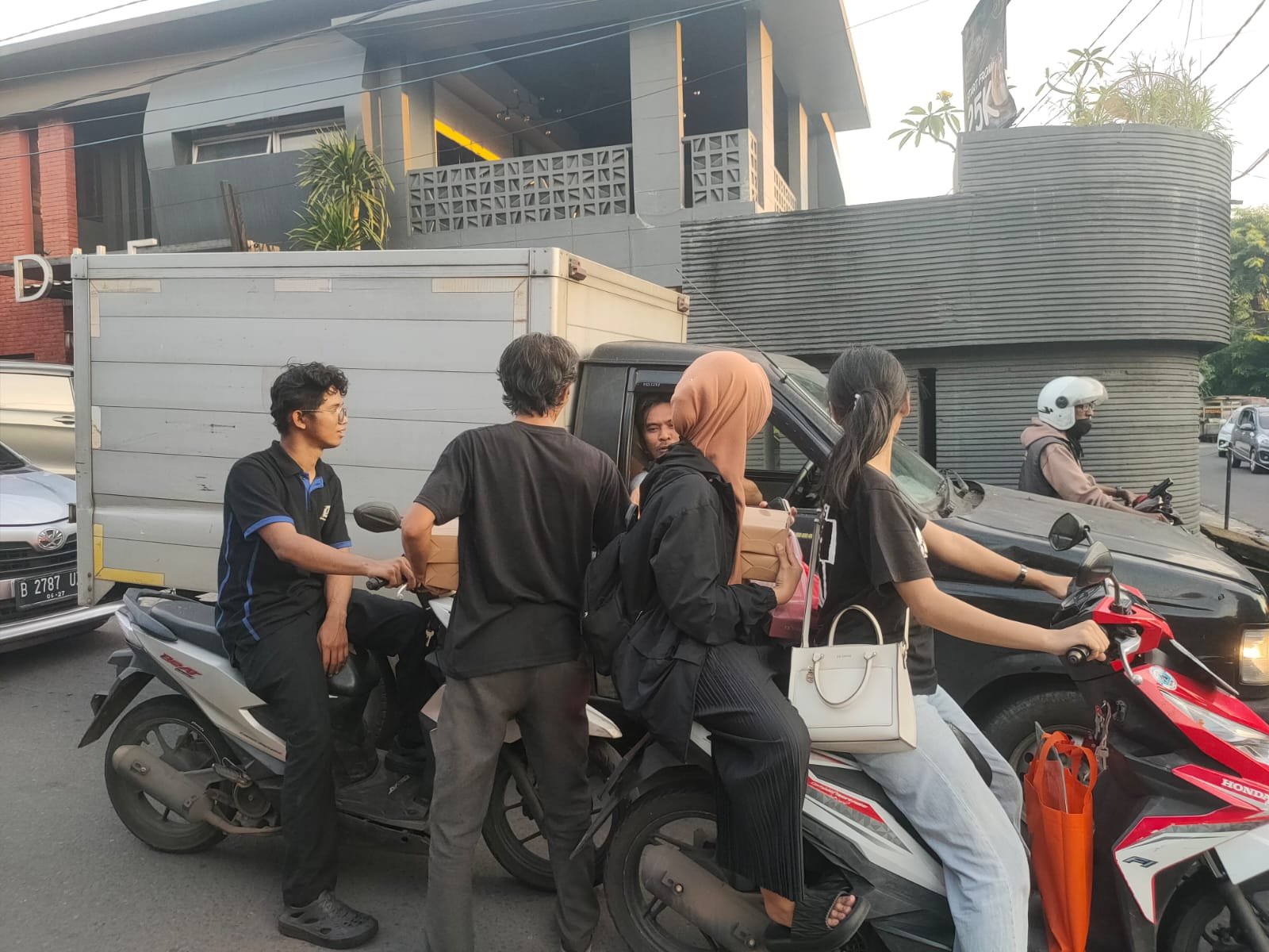 Rumah Guyub Kelapa Dua Berbagi Takjil, Tradisi Ramadan yang Menyatukan Paguyuban