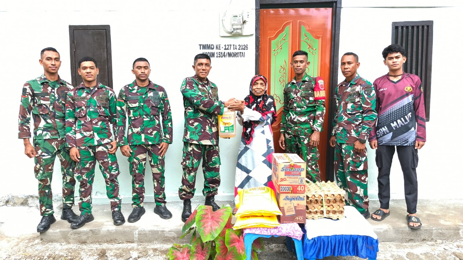 Dansatgas TMMD Ke-127 Kodim 1514/Morotai Berikan Santunan Sembako kepada Warga Desa Mandiri