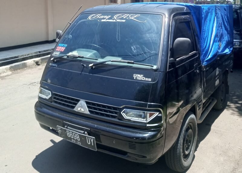 KETAHUAN - mobil pick up berwarna hitam kedapatan membawa jerigen berisikan BBM subsidi jenis pertalite di SPBU 34.433.04. (Foto: Ekslusif Suara Realitas/MasDo).