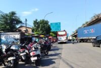 TERLIHAT - sejumlah bus antar kota antar provinsi (AKAP) berjejer menunggu penumpang di Outer Ring Road Cengkareng (depan gerbang Tol Kapuk-Kamal). Bus-bus tersebut melayani keberangkatan pemudik ke berbagai daerah di Pulau Jawa. (Foto: Suara Realitas).